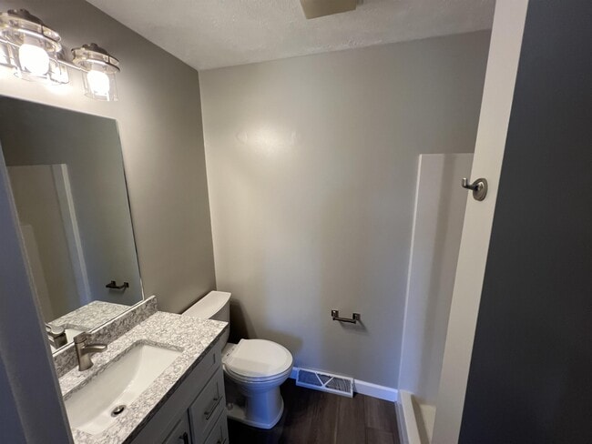 Building Photo - 7 Lakewood Rd