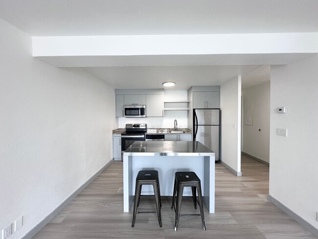Building Photo - Newly Remodeled 1 bed 1 bath Condo in Down...