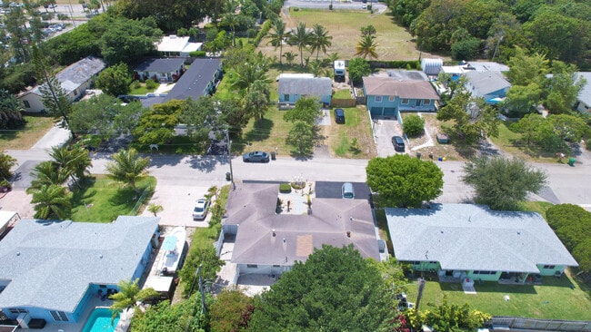 Building Photo - 2504 Oceanview Ave