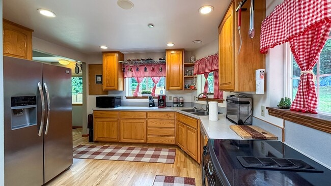 Building Photo - Fun, furnished home in a woodsy setting. 6...