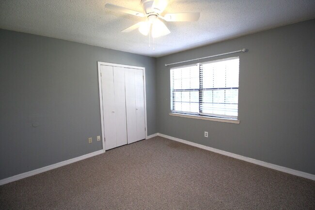 Building Photo - Northeast Pensacola 2BR Townhome with Private Patio, Partially Fenced Yard & Jack-and-Jill Bath
