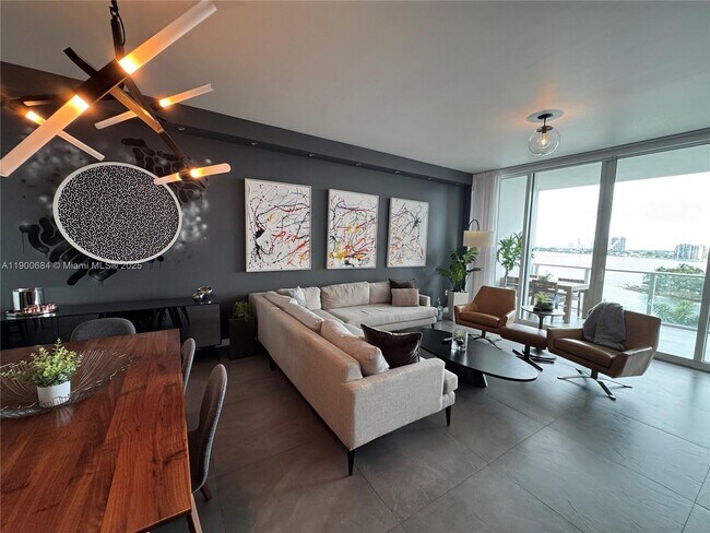 Building Photo - 2020 N Bayshore Dr