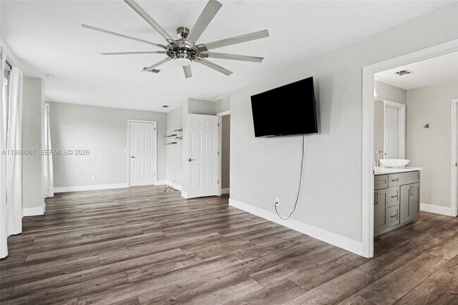 Building Photo - 2251 Napone Ln