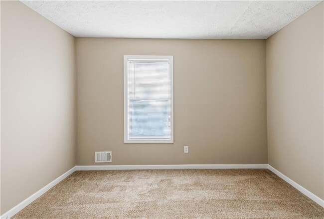 Building Photo - 3950 Lookout Point Dr