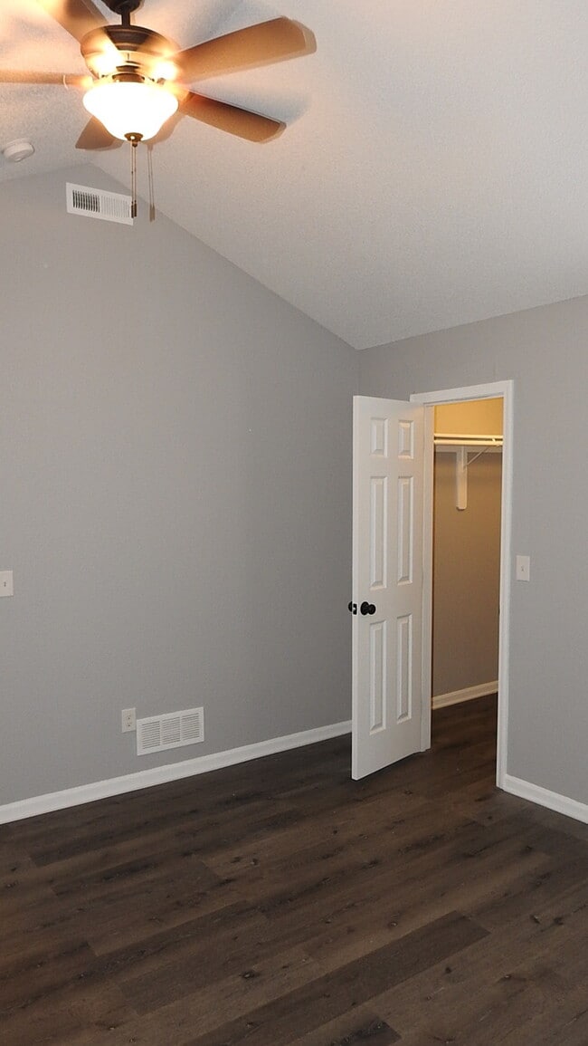 Building Photo - 3 bed 1.5 - Blue Springs Townhome