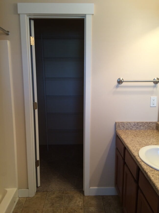 Building Photo - Luxury 3 Bedroom Townhome Available Now!!