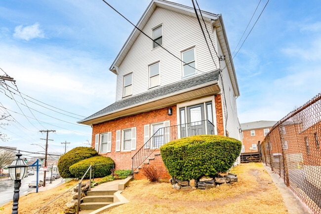 Building Photo - 1032 McLean Ave