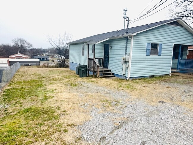 Building Photo - Centrally Located 4 Bedroom Home With Large Yard