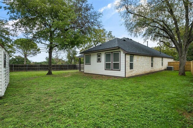 Building Photo - 5010 N Fresco Dr