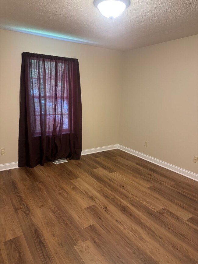 Building Photo - Seymour 37865 - 3 Bedroom, 2 Bath Home with a 3-Car Garage - Contact Lisa Vineyard and Shannon Ru...
