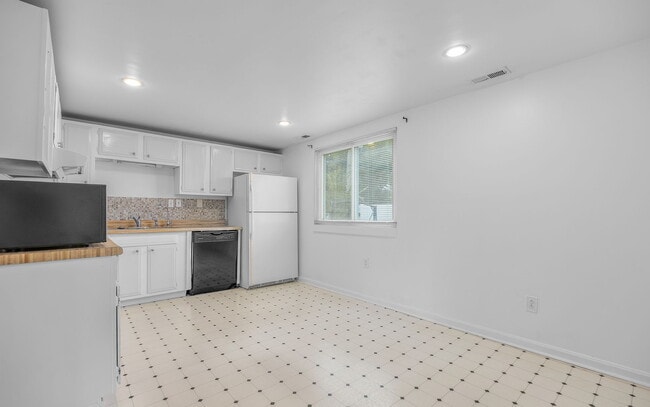 Building Photo - 1025 Dool Ct