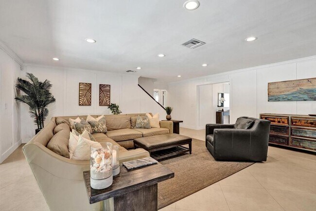 Building Photo - Boca Raton Beautifully Updated 4 Bedroom Pool Home
