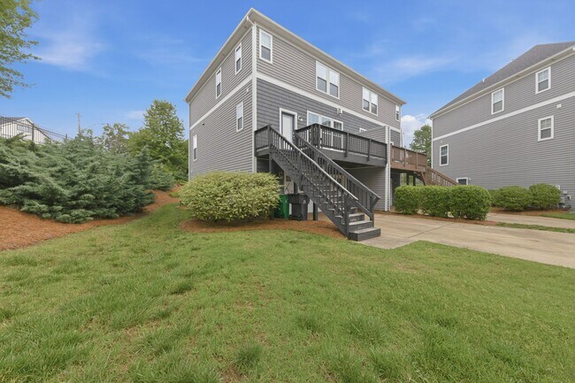 Building Photo - 1502 Sharon Rd W