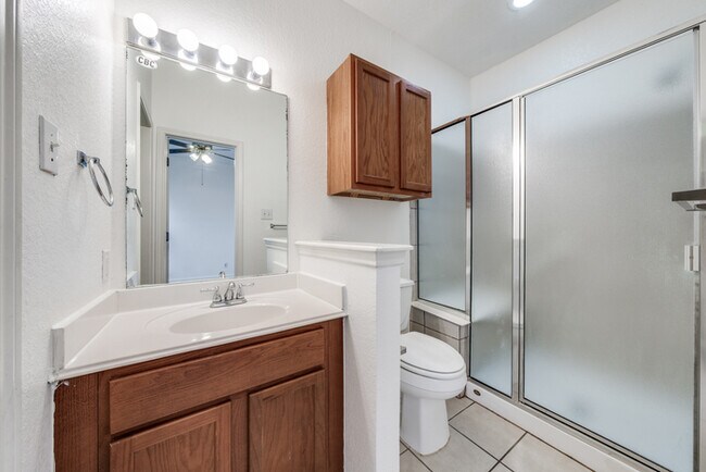 Building Photo - Well Maintained and Great Location!