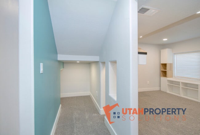 Building Photo - 1734 W Newcastle Ln