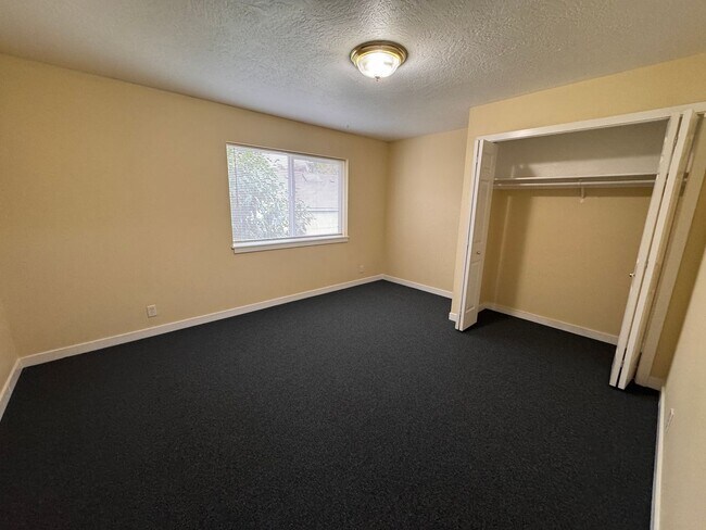 Building Photo - Blocks from UO! 2 large bedrooms 1.5 bath ...