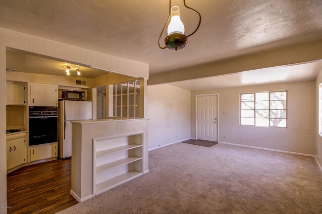 Building Photo - 812 S Eli Dr