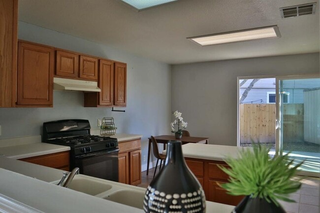 Building Photo - 717 Blair Ave