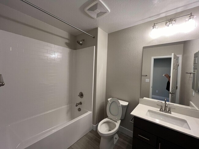 Building Photo - 6575 Dove Pt Pl