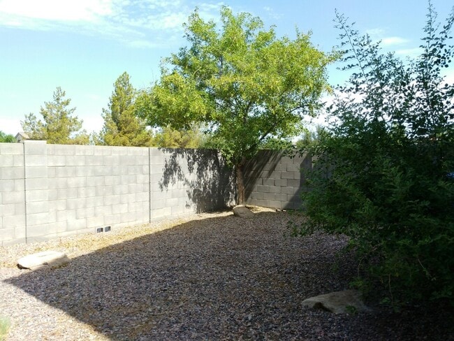 Building Photo - Private Corner lot in Desirable Riverbend Neighborhood