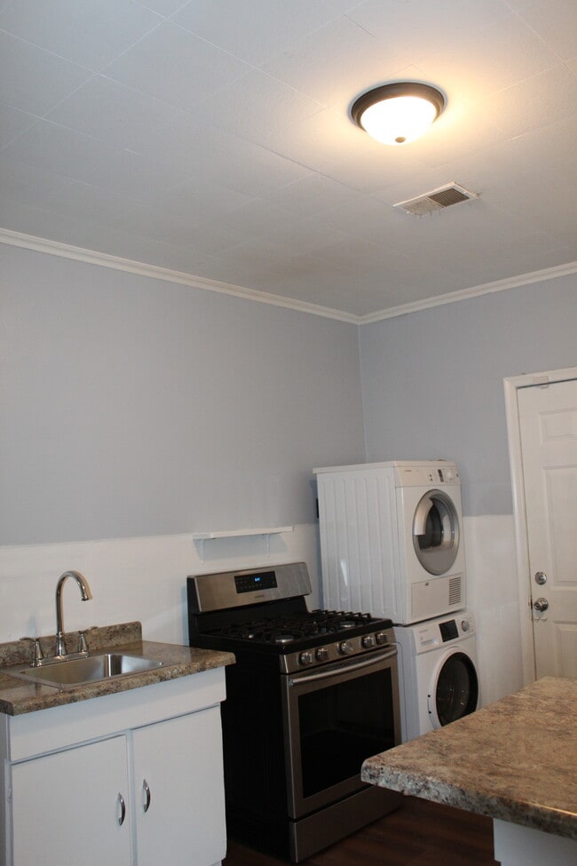 Building Photo - 396 Van Buren Ave