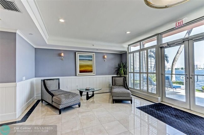 Building Photo - 2640 Lake Shore Dr