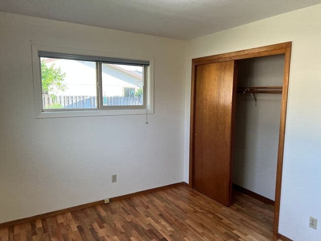 Building Photo - ross01