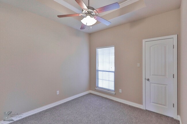 Building Photo - 4 bed 2 bath; newer carpet!