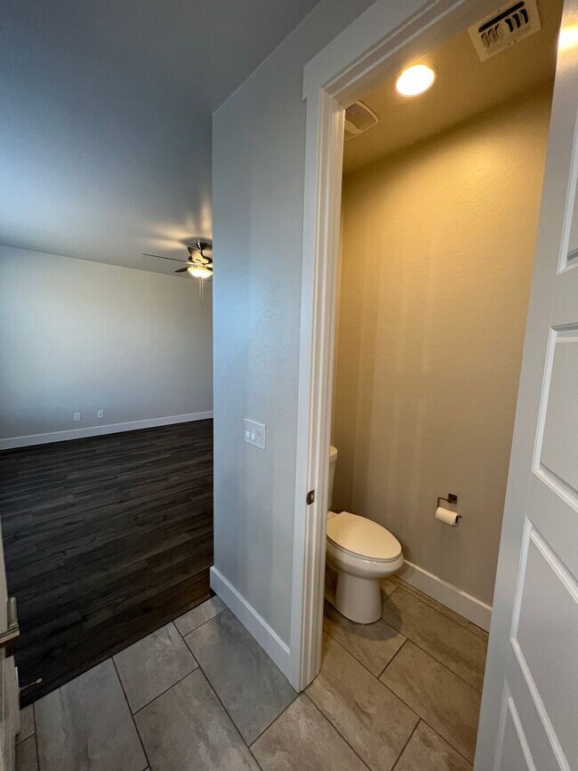 Building Photo - 3 Bedroom + Office in Highlands Ranch, Chi...