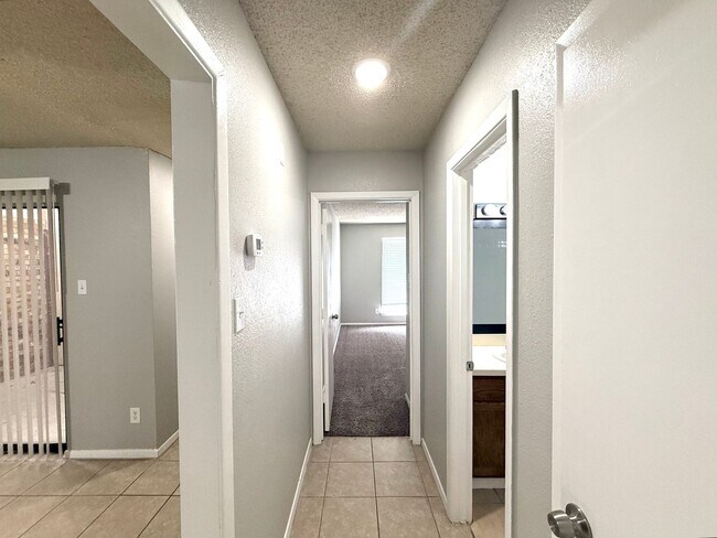 Building Photo - 1021-1023 Vera Court