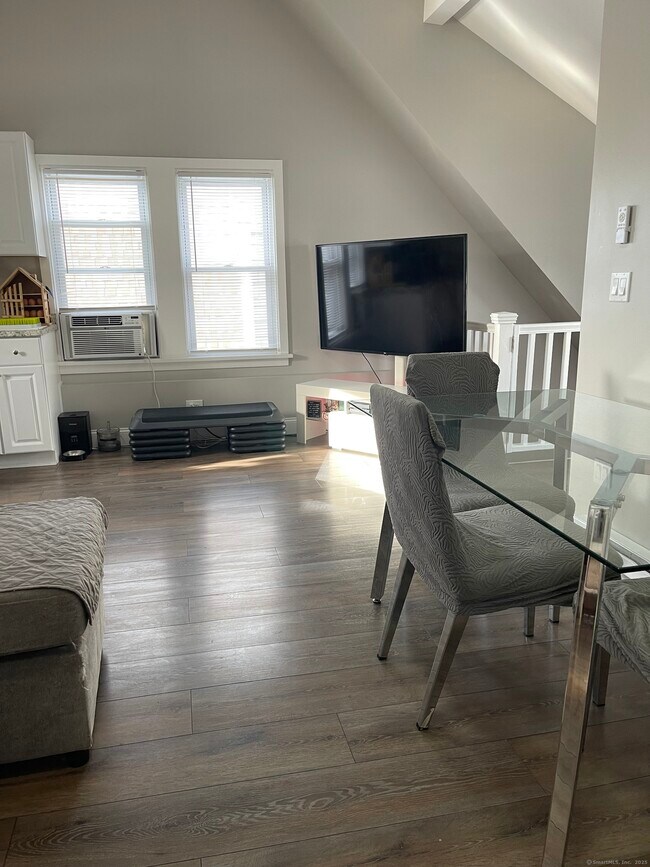 Building Photo - 40 Scofield Ave