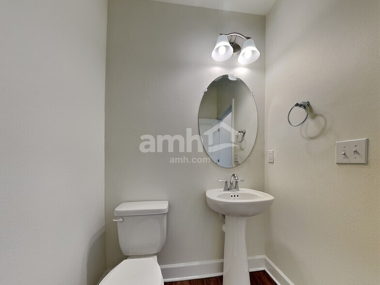 Building Photo - 1045 Island Pond Dr