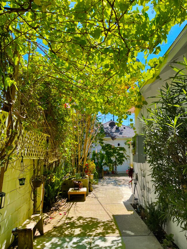 Building Photo - 2821 Greenfield Ave