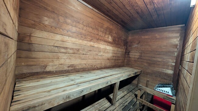 Building Photo - Newly remodeled Large 3 bed/2 bath/2 parking end unit with ocean and city views