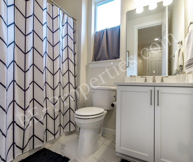 Building Photo - Lovely Tehaleh 3 bedroom