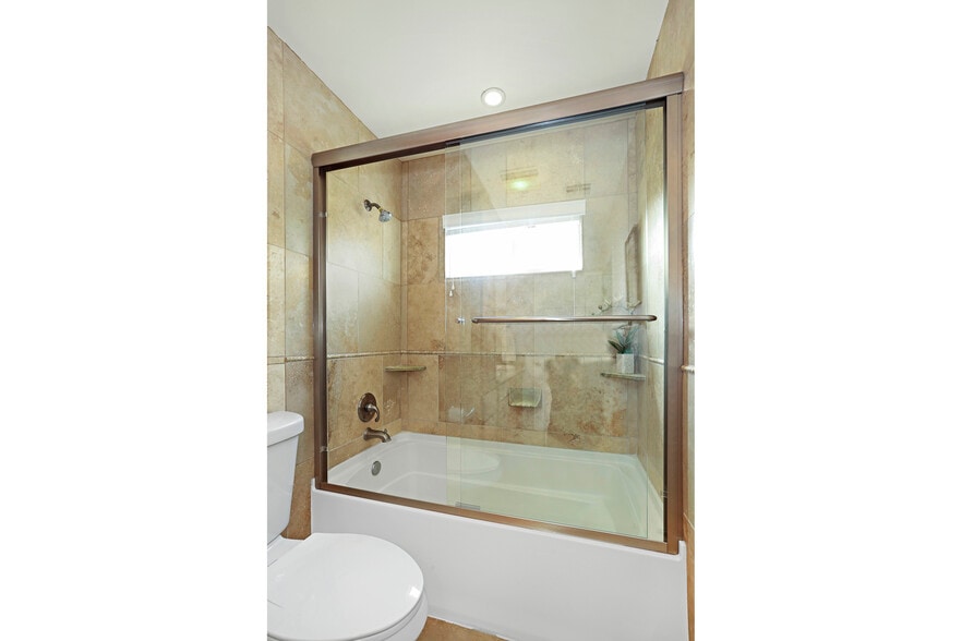Bath Glass Enclosure - 3424 Bellevue Ave