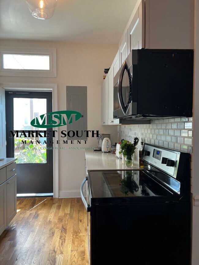 Building Photo - GORGEOUS UNIT NEAR STARLAND/SCAD