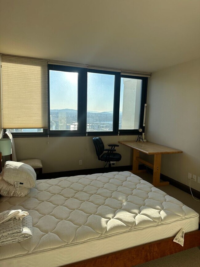 Building Photo - Lovely 2 bedroom 2 bath condo with a river...