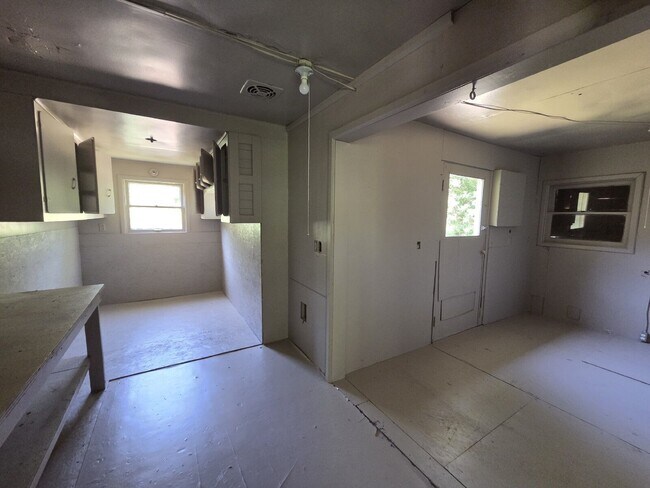 Building Photo - 3950 Shoestring Rd