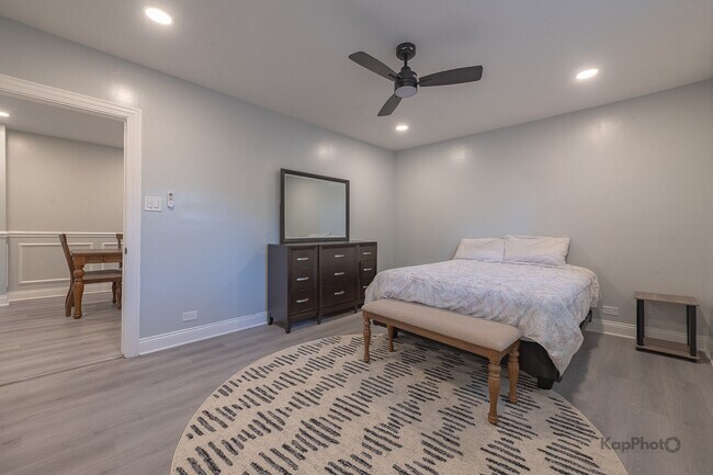 Building Photo - 6259 W Peterson Ave