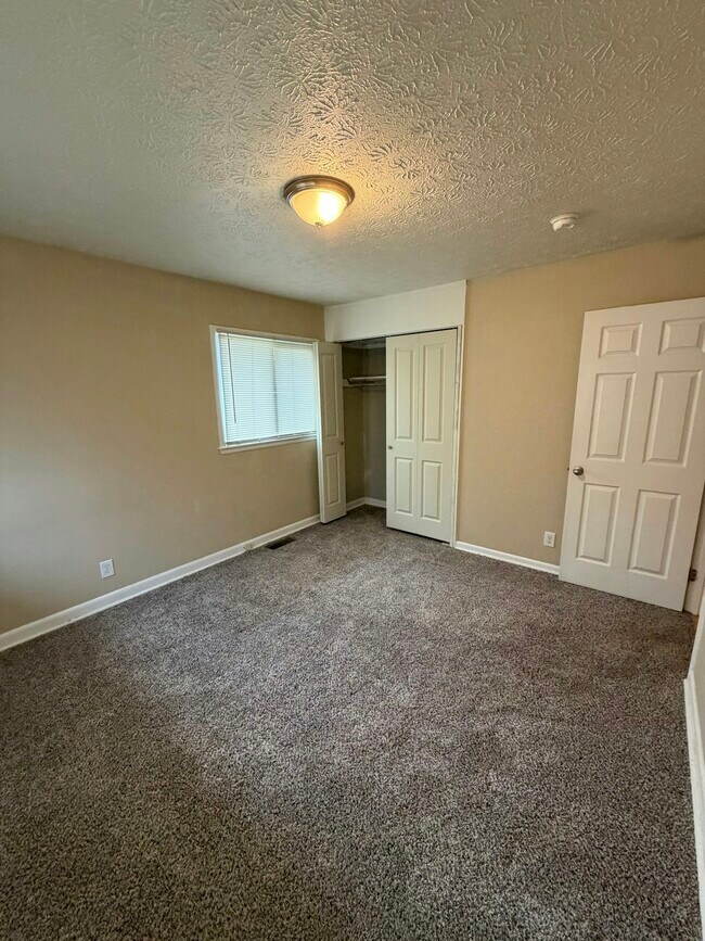 Building Photo - 2403 Meadow Dr