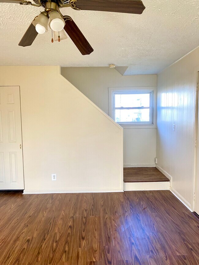 living/family - 32620 Montcalm St