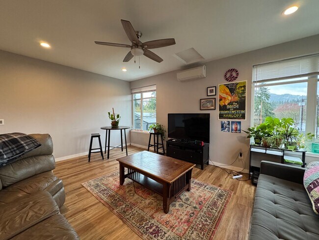 Building Photo - 6 Bed 5 Bath House Newer Updated Near Happy Valley, Fairhaven, WWU