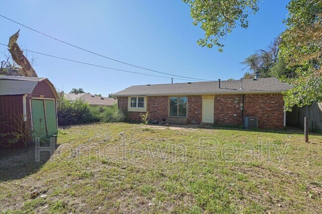 Building Photo - 1805 NE 53rd St