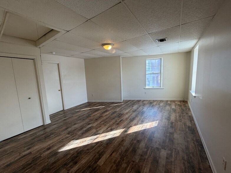 Building Photo - 100 W Main St