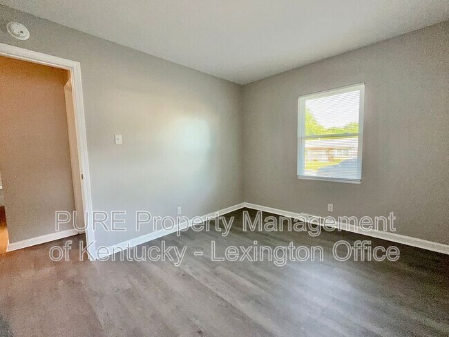 Building Photo - 2408 Shandon Dr