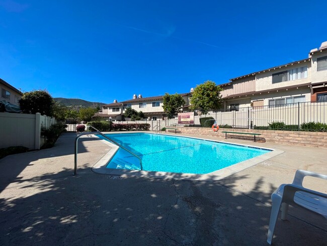 Building Photo - Newbury Park townhome w/3+2, en-suite, gar...