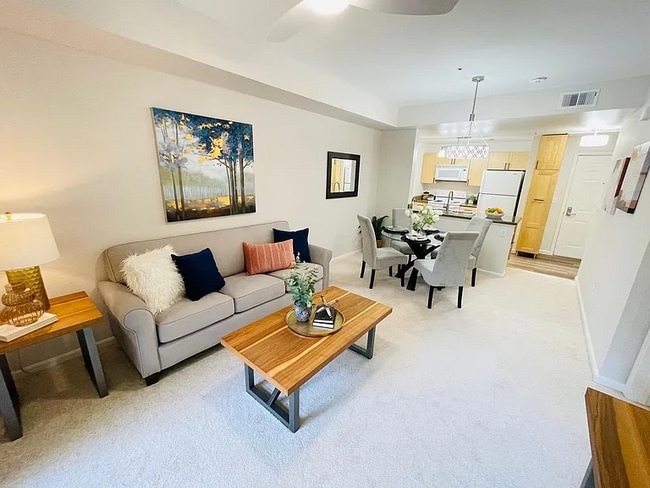 Building Photo - Dream location for commuter or anyone who ...