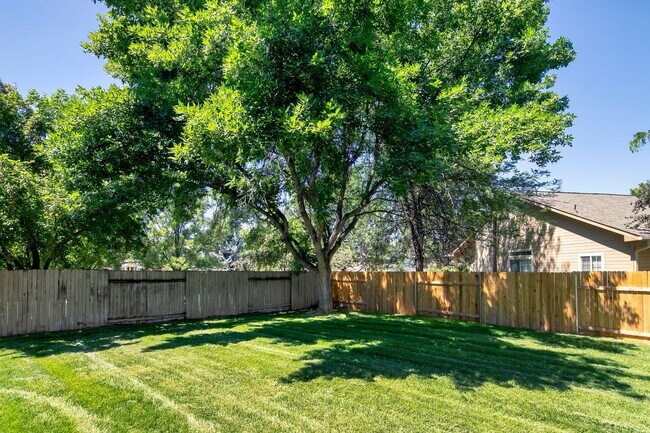 Building Photo - Discover this charming 4-bedroom, 2-bathro...