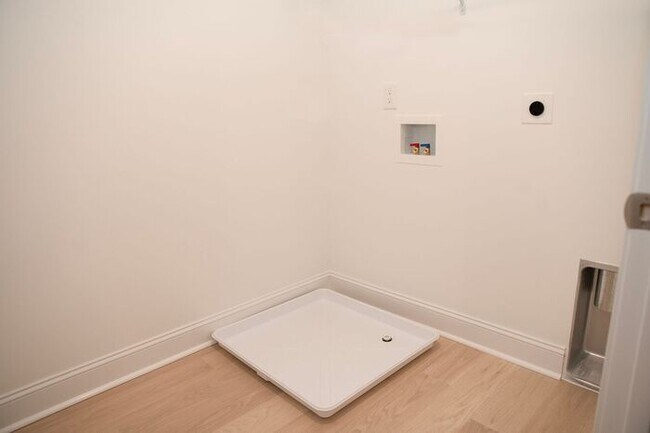 Building Photo - Modern Townhome **Now Offering Half a Month Free Rent!